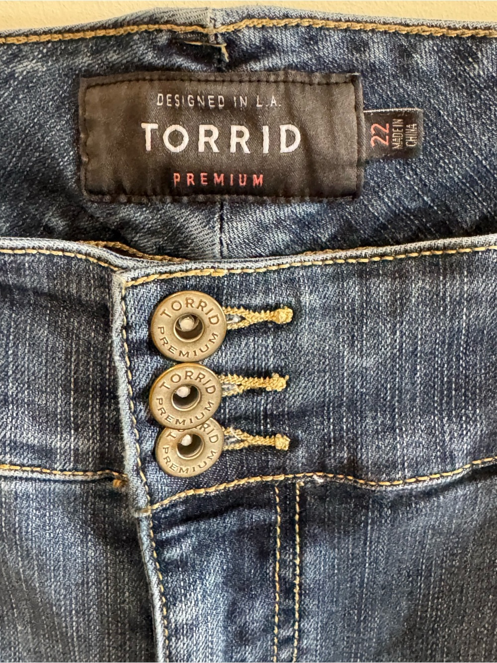 Torrid Premium Denim High Rise Stretch Slight Distressed Bermuda Shorts Size 22 - Picture 3 of 7